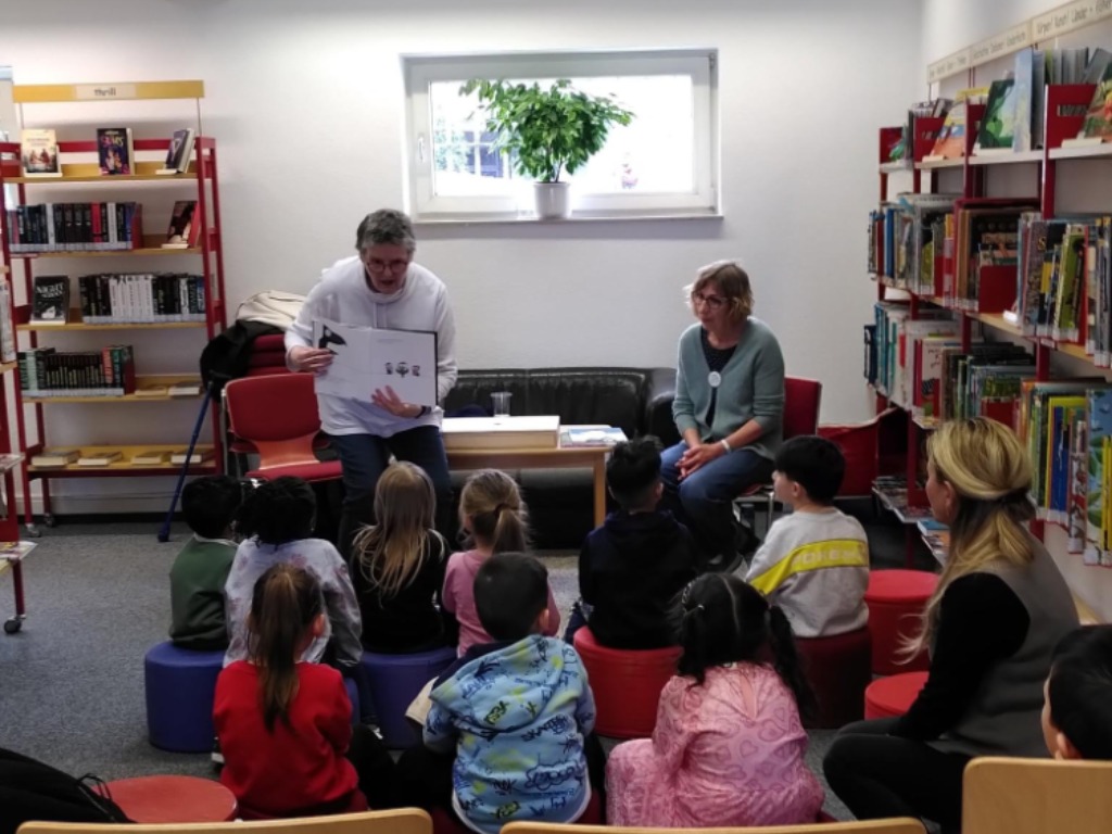 OMAS GEGEN RECHTS lesen für Kinder in Altenessen